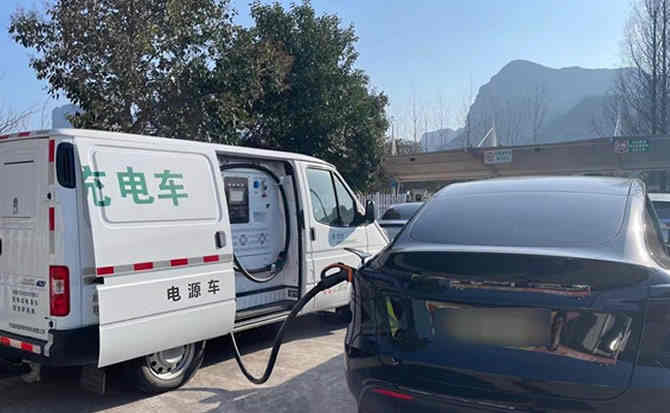 云龙汽车搭电